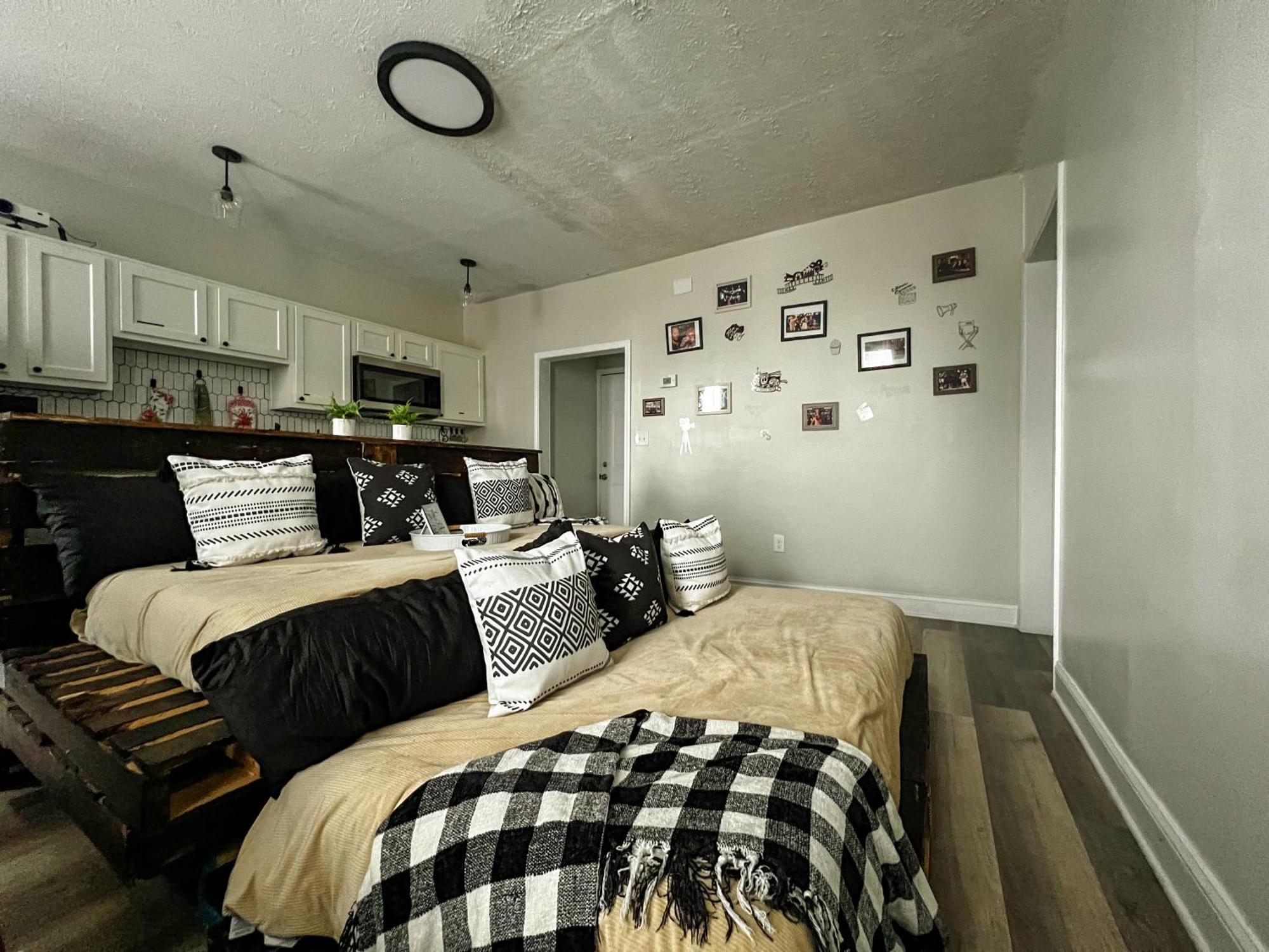 2 Lofts Downtown Louisville One Theater Room Екстериор снимка