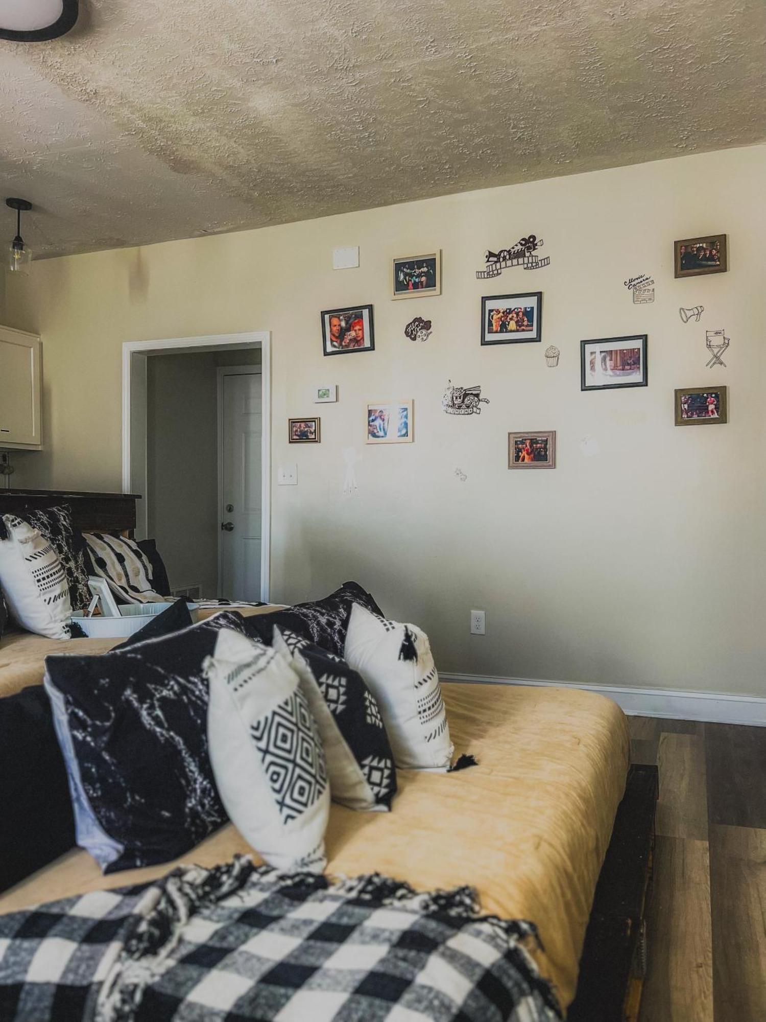 2 Lofts Downtown Louisville One Theater Room Екстериор снимка